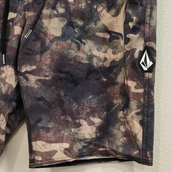 Volcom Men's Lido Solid Mod-Tech Urban Camouflage Boardshorts - Picture 2 of 10